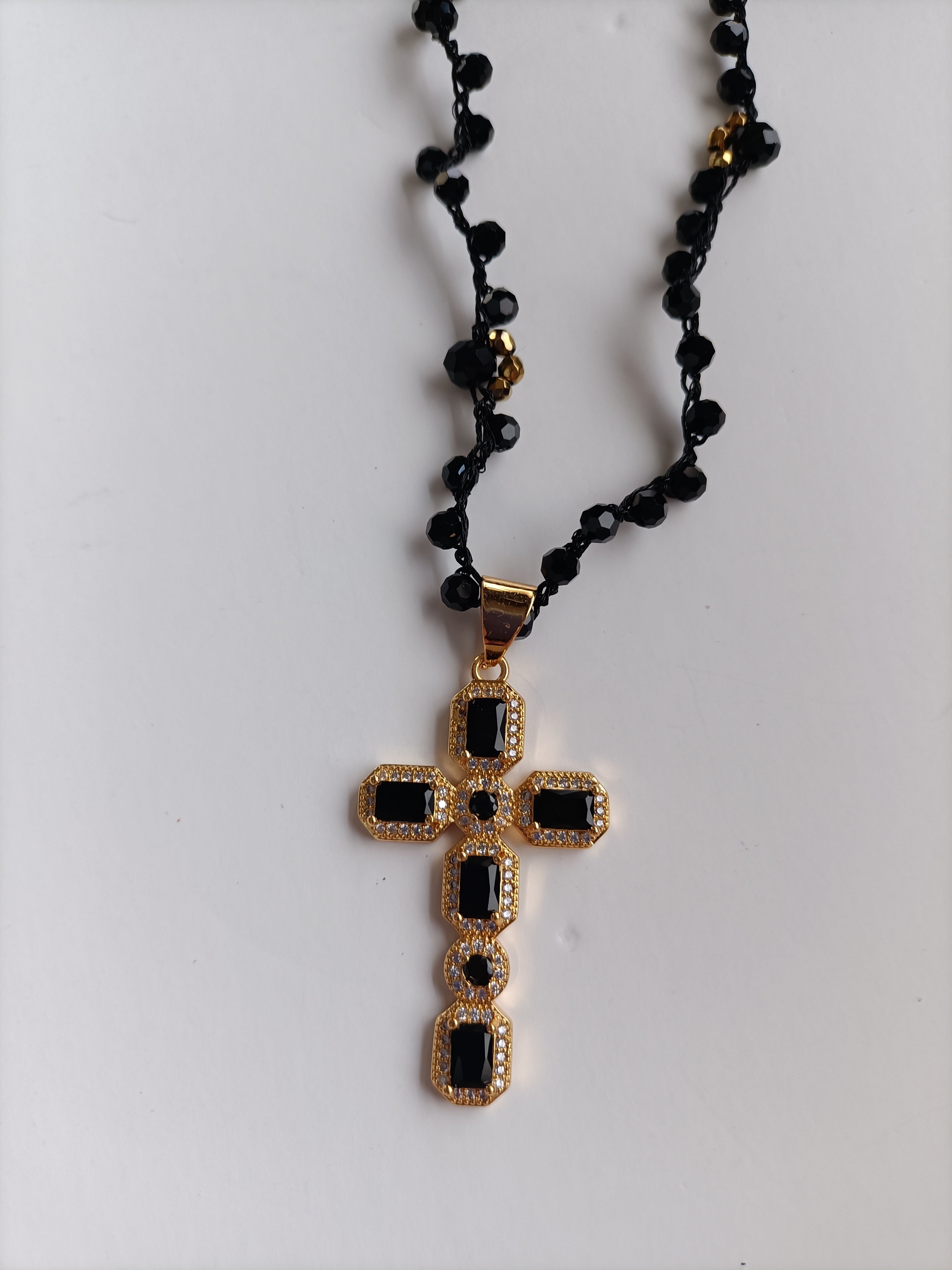 COLLAR NOTO CRUZ CRISTALES NEGRO